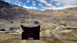 Leiharbeiter blockieren die Zufahrten der größten Kupferminen Chiles